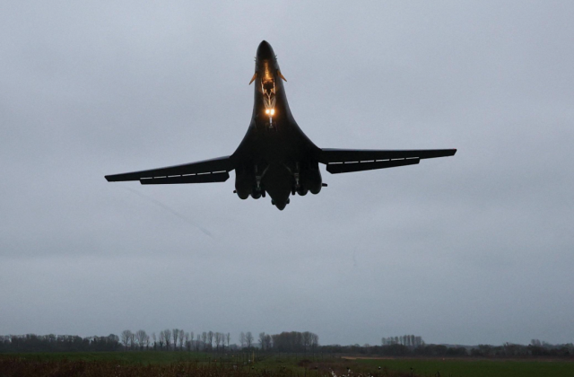 abd bombardiman ucagi ingiltere ye indi 19634055 4543 m