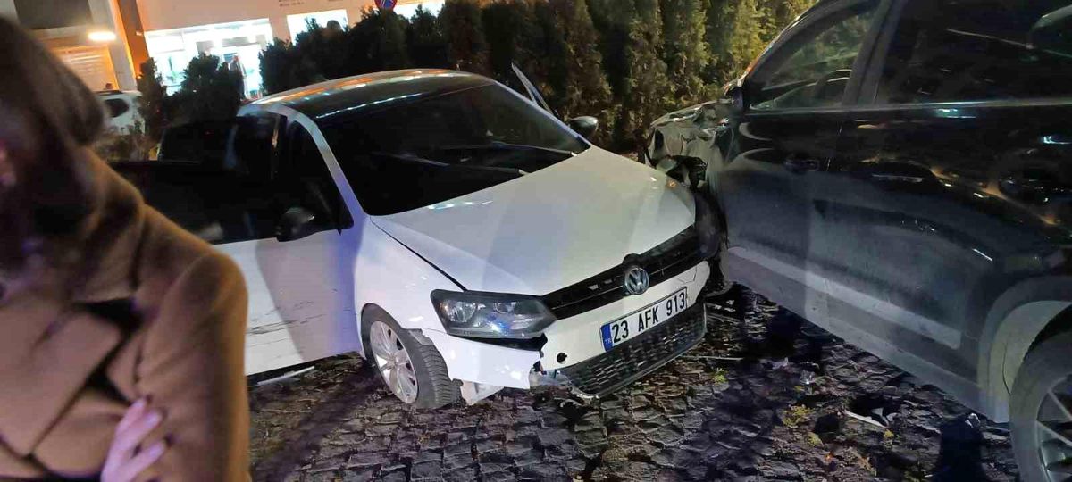 Bingöl'de iki otomobil çarpıştı: 4 yaralı