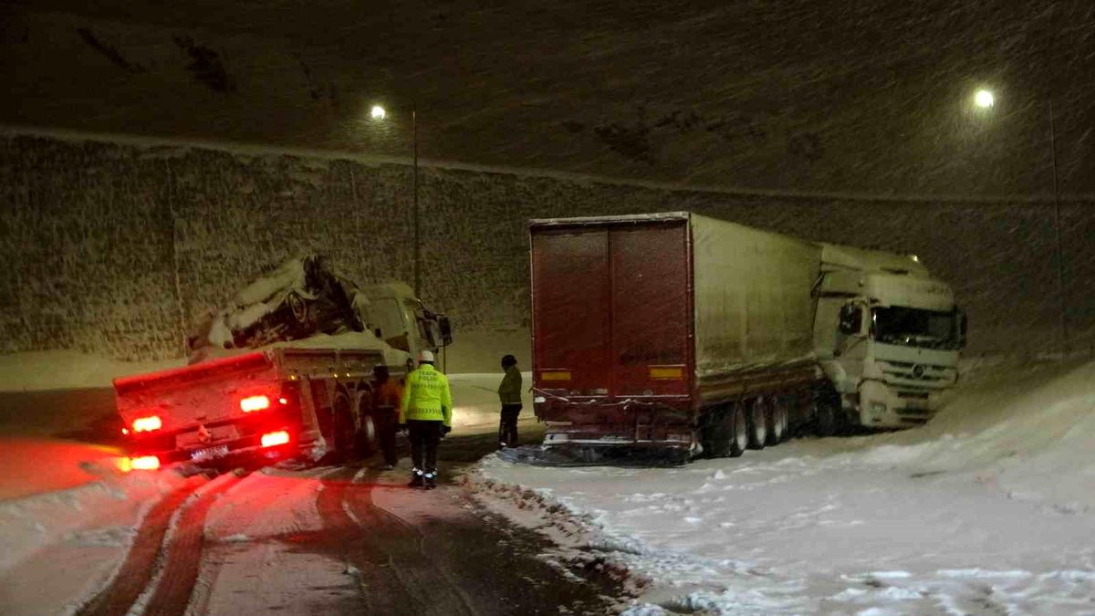 Bitlis'te kar yağışı kazaları da beraberinde getirdi