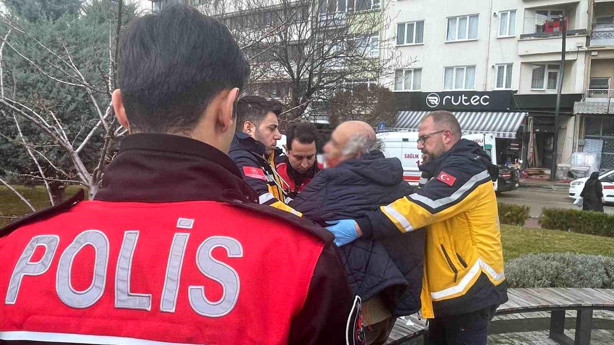 Bolu'da bankta oturan erkeğe sözlü tacizde bulunduğu iddia edilen yaşlı adam darp edildi
