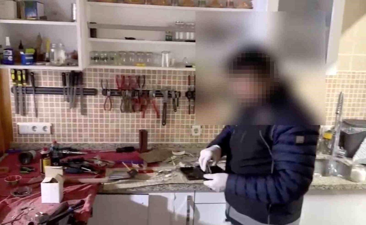 Ev, DEAŞ bağlantılı silah imalathanesi çıktı: Kokain ve yüzlerce silah parçası yakalandı