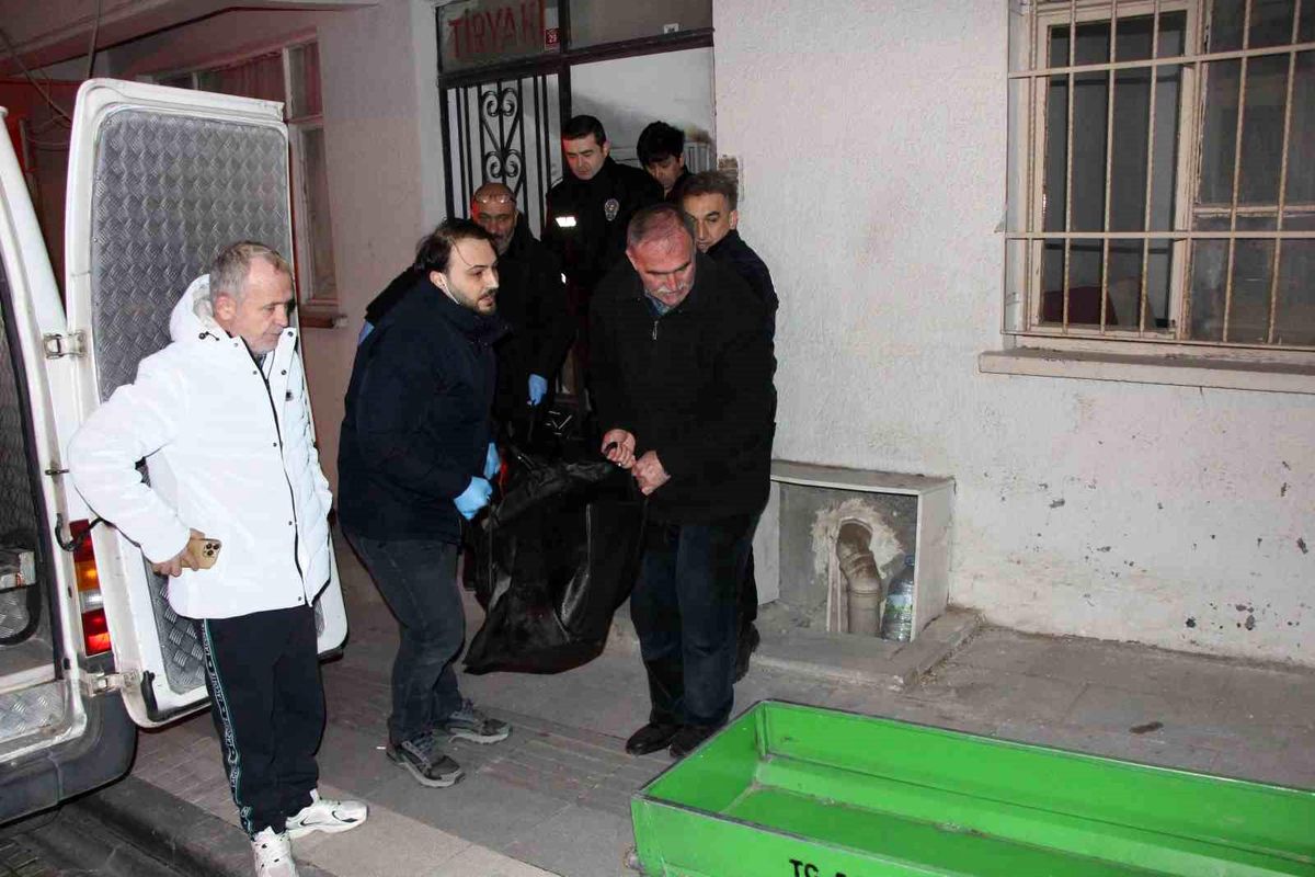 Evinde sahte içki içti, saatler sonra ölü bulundu