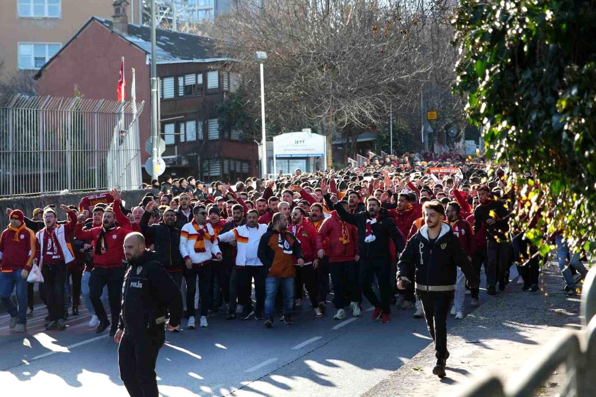 Galatasaray taraftarı, Dolmabahçe'ye geldi