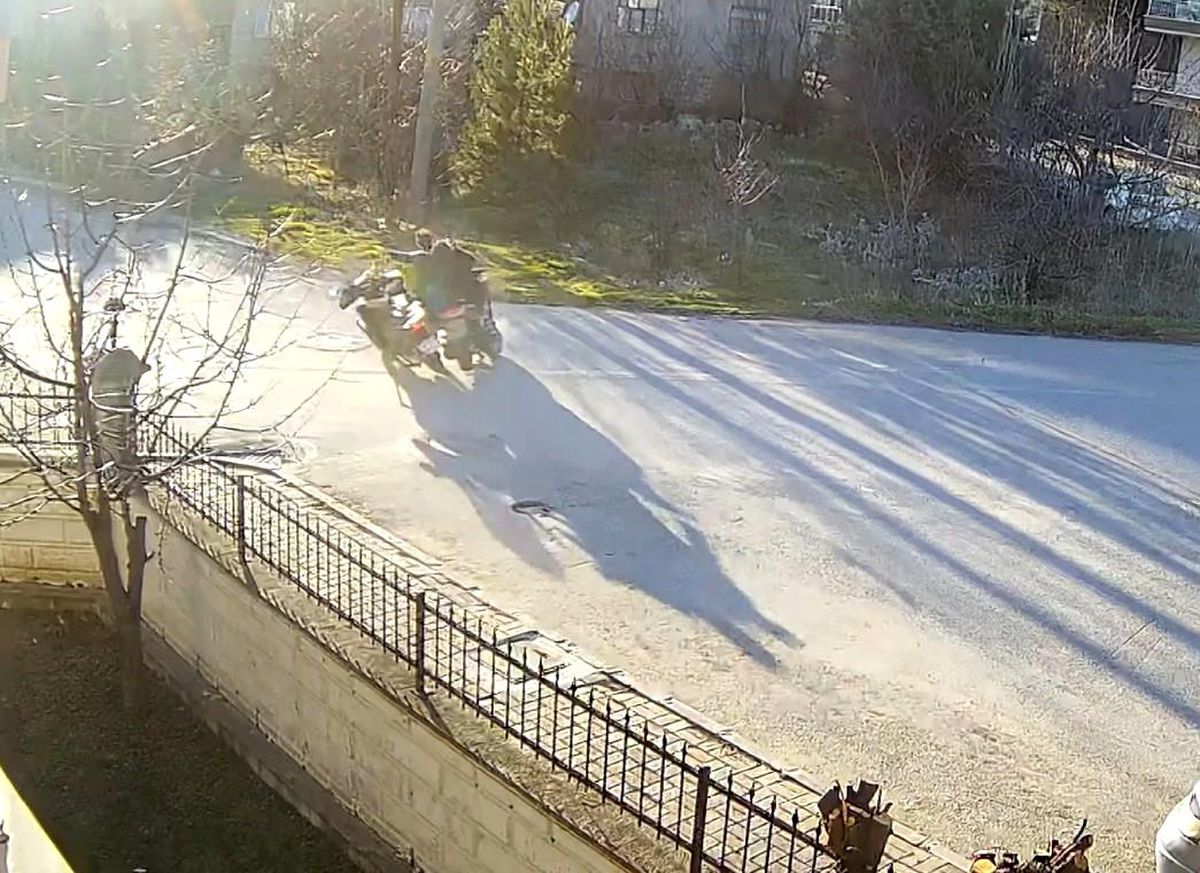 Görenleri düşündüren motosiklet kazası güvenlik kamerasında