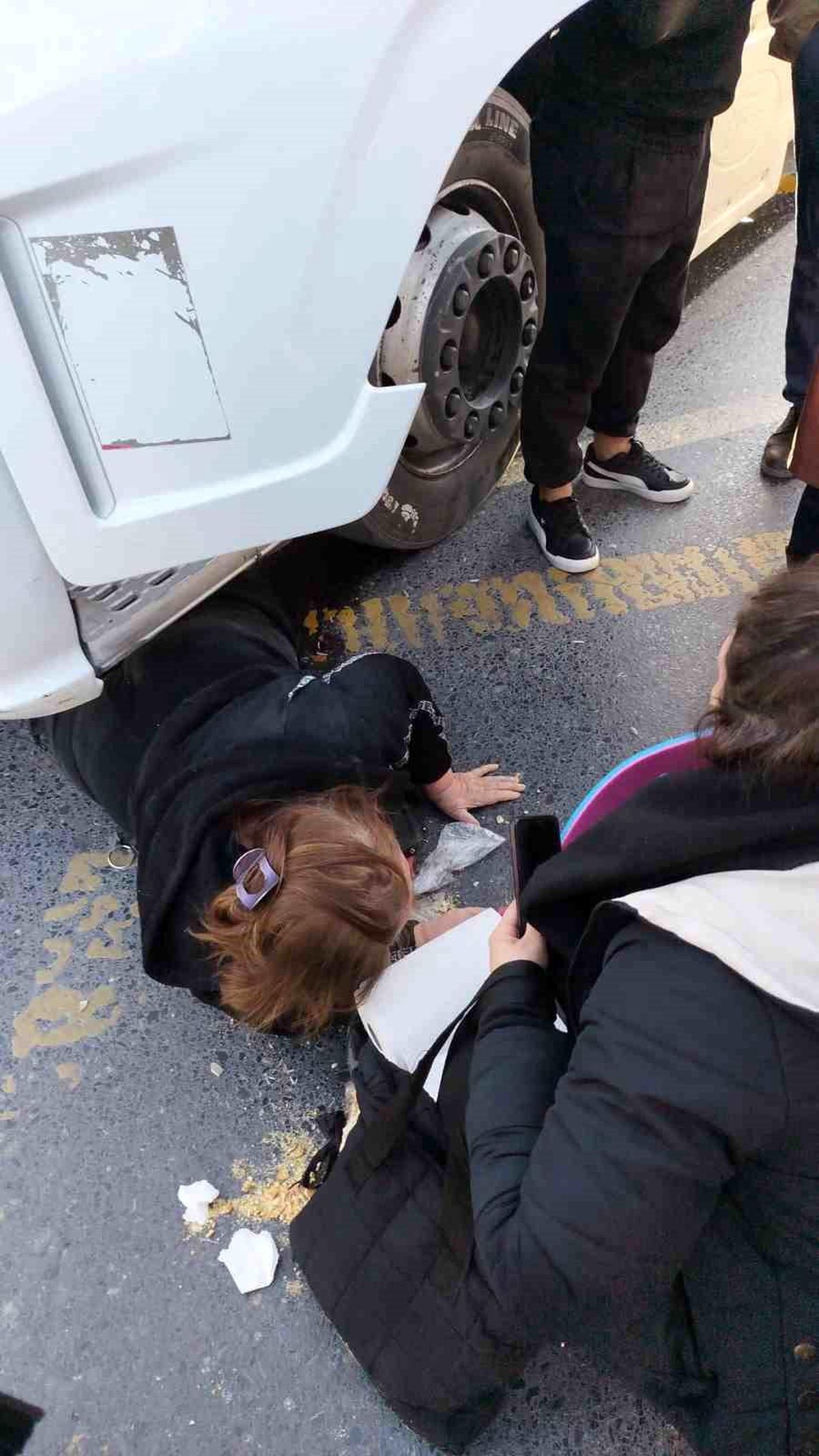 Küçükçekmece'de tırın çarptığı kadın yaralandı: Kaza anı kamerada