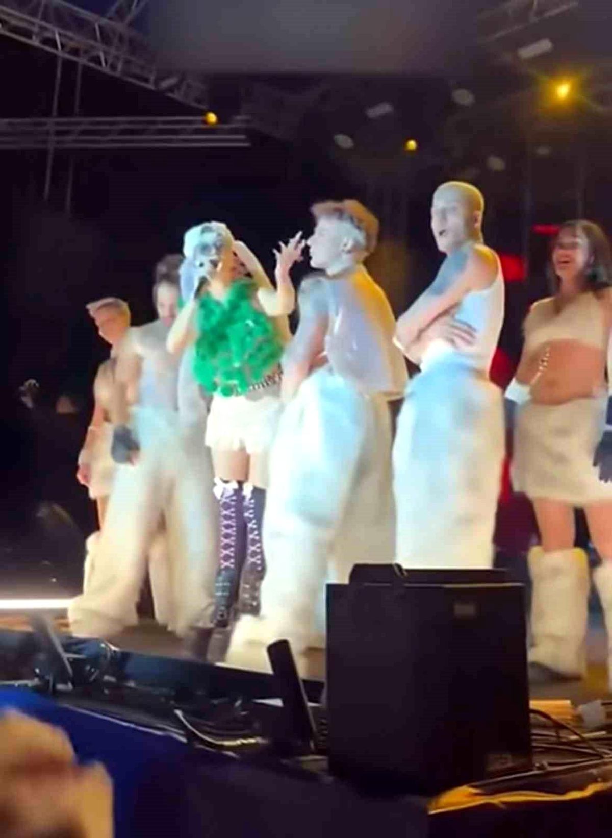 Şarkıcı Hande Yener hakkında 'Cumhurbaşkanına hakaret' ve 'Anayasal düzeni hedef alma' soruşturması