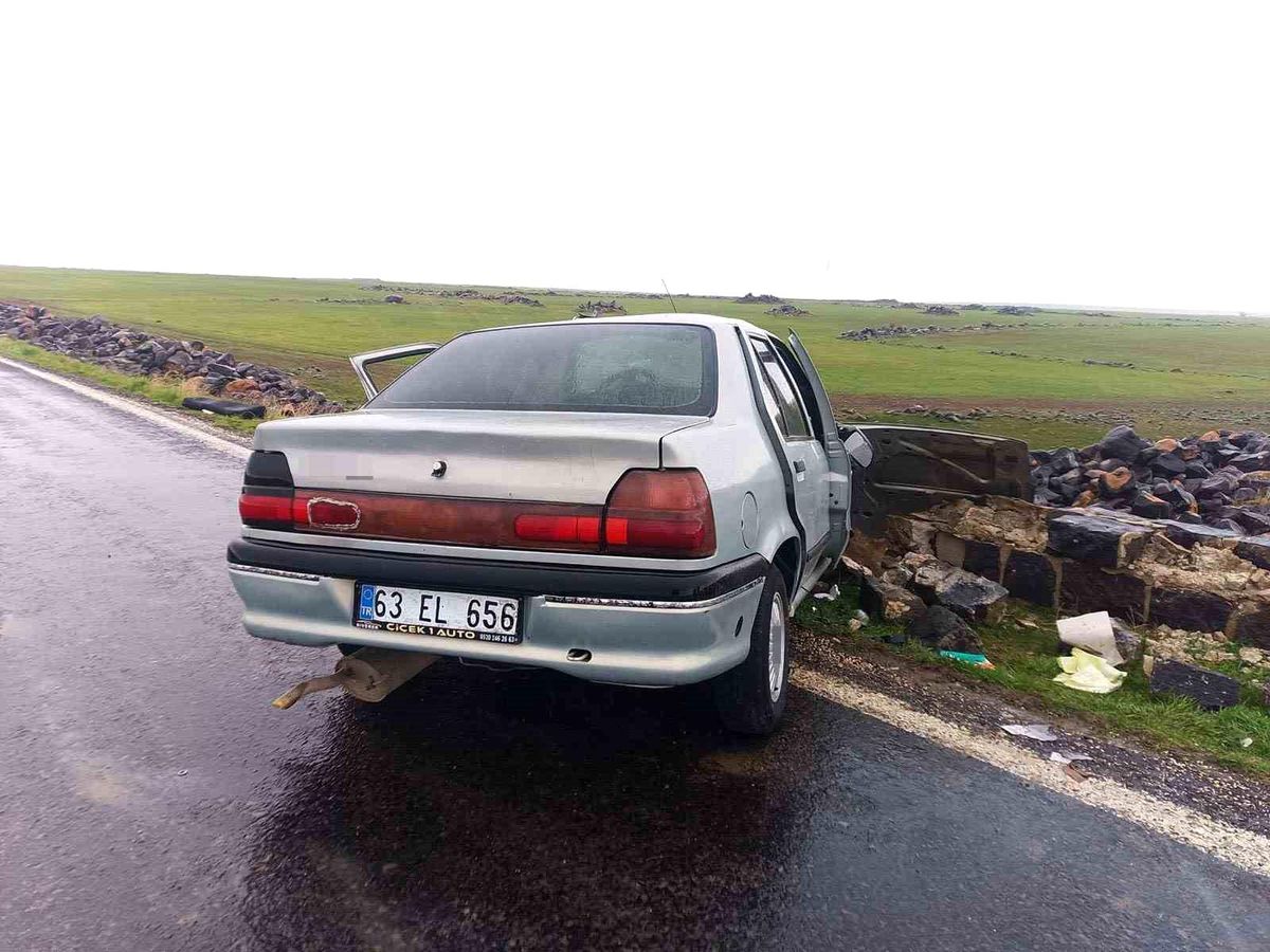 Siverek'te otomobil köprü duvarına çarptı: 5 yaralı