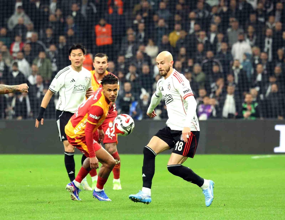 Trendyol Süper Lig: Beşiktaş: 0 Galatasaray: 1 (İlk yarı)