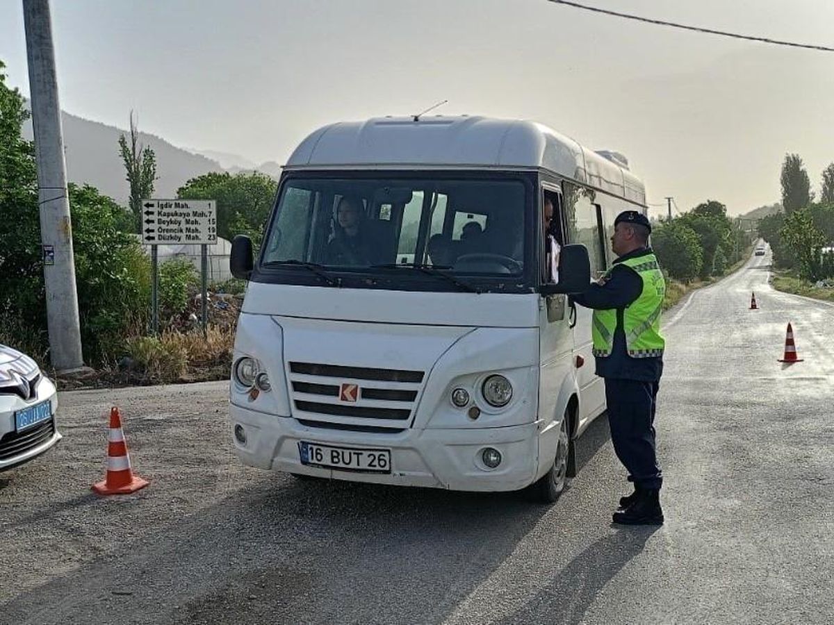 Uşak'ta polis ve jandarmadan okul çevreleri ve servislere sıkı denetim