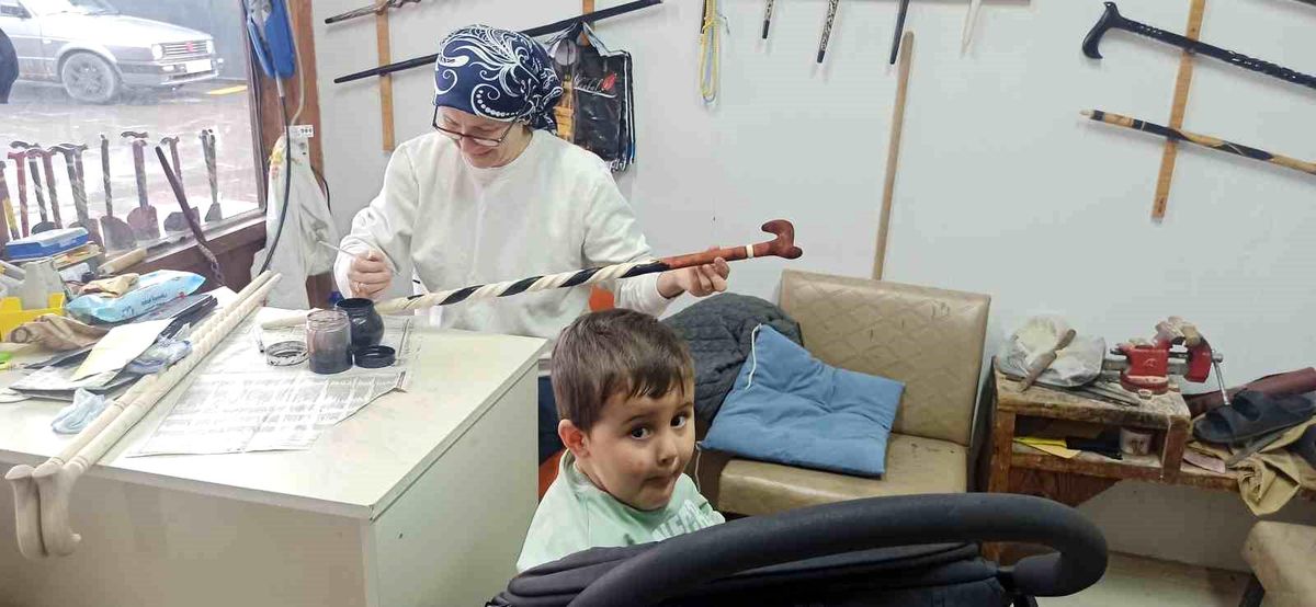 20 yıllık Fatime usta bir eliyle torun sallıyor, diğer eliyle dünyaca ünlü bastonlara şekil veriyor