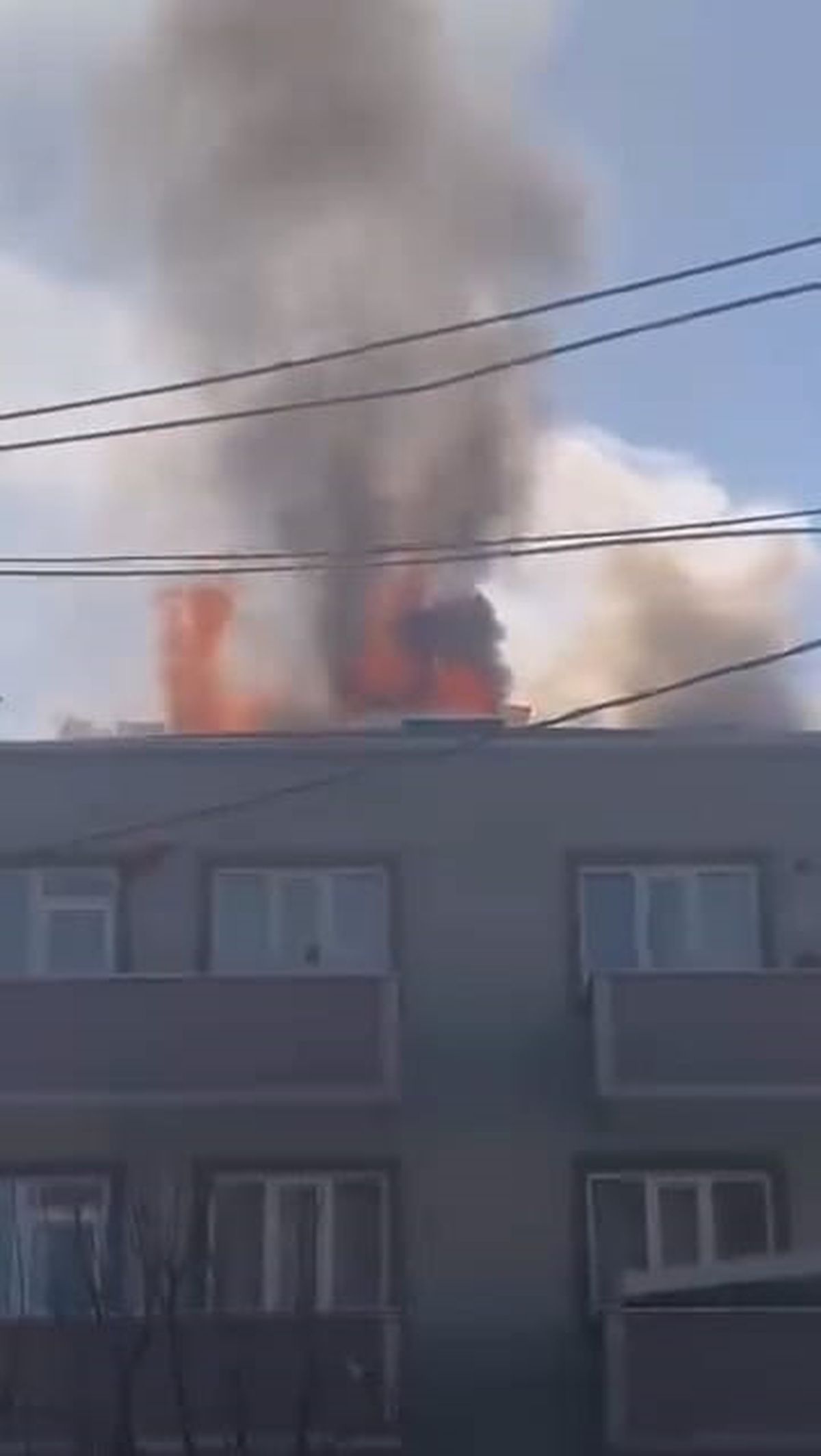 3 katlı apartmanın çatısı alev alev yandı
