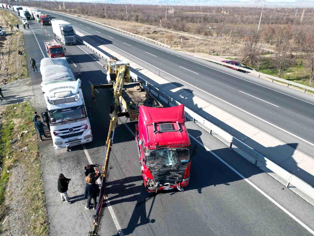 Afyonkarahisar'da tır yolcu minibüsüne çarptı: 11 yaralı