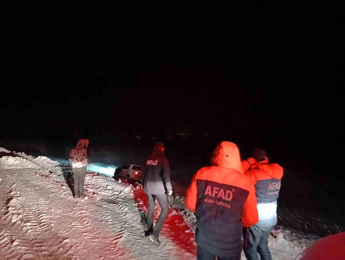 Ağrı'da tipi nedeniyle şarampole kayan araçtaki 2'si çocuk 4 kişi kurtarıldı