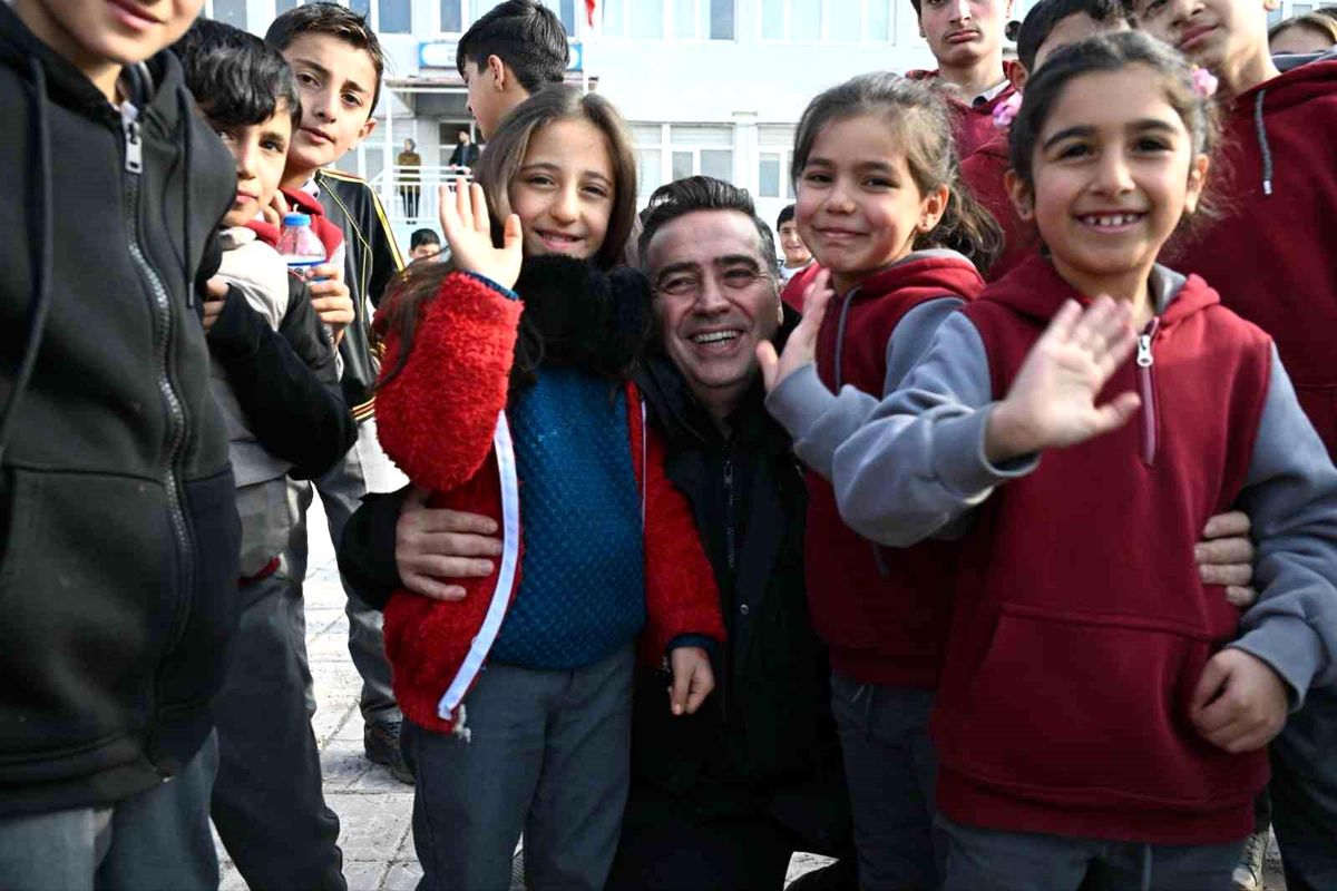 Ağrı Emniyet Müdürü Önder, öğrencilerle buluşarak polislik mesleğini tanıtıyor