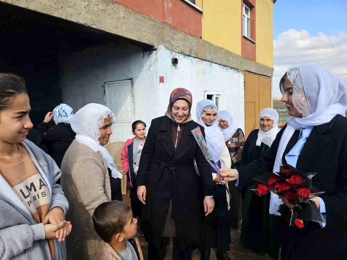 AK Parti heyeti Çınar'da Kadınlar Gününü kutladı