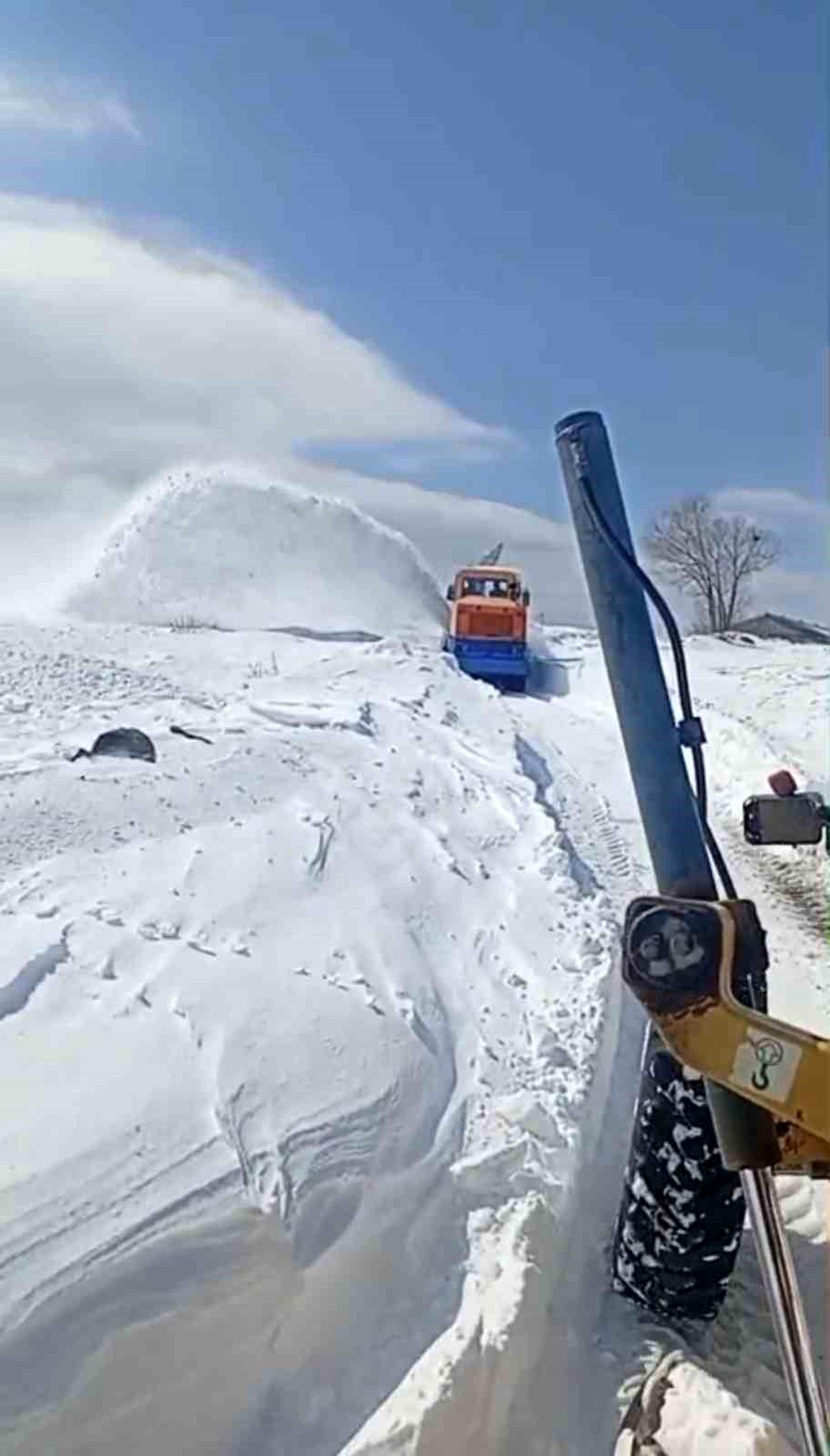 Bingöl'de yol açma çalışmaları devam ediyor