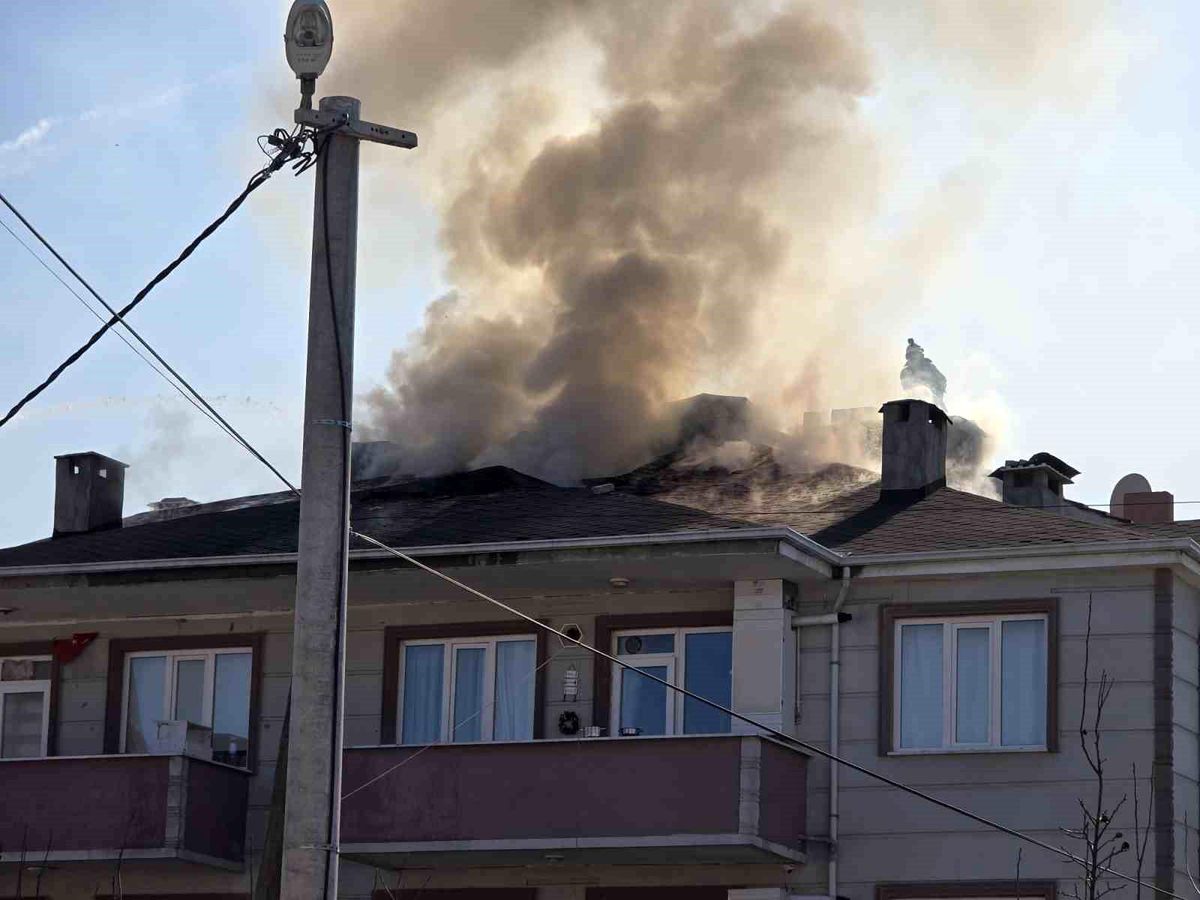Bursa'nın İnegöl ilçesinde apartmanın çatısı alev alev yandı