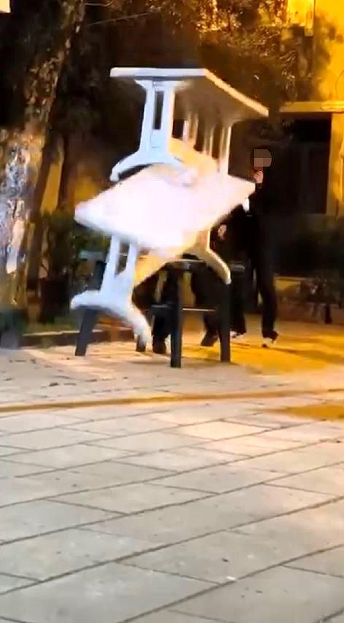 Cami bahçesindeki masalara zarar veren çocuklar kamerada