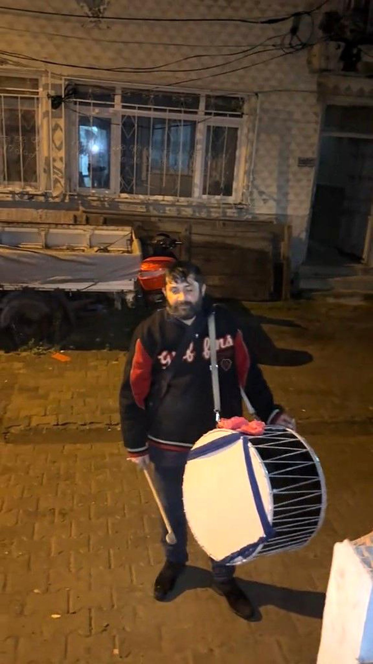 Davulcunun bahşiş pazarlığı gülümsetti