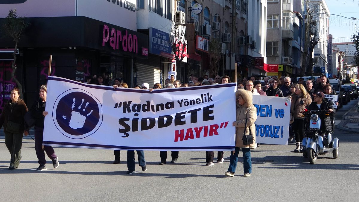 Keşan'da Kadınlar 8 Mart Dünya Kadınlar Günü İçin Yürüyüş Düzenledi