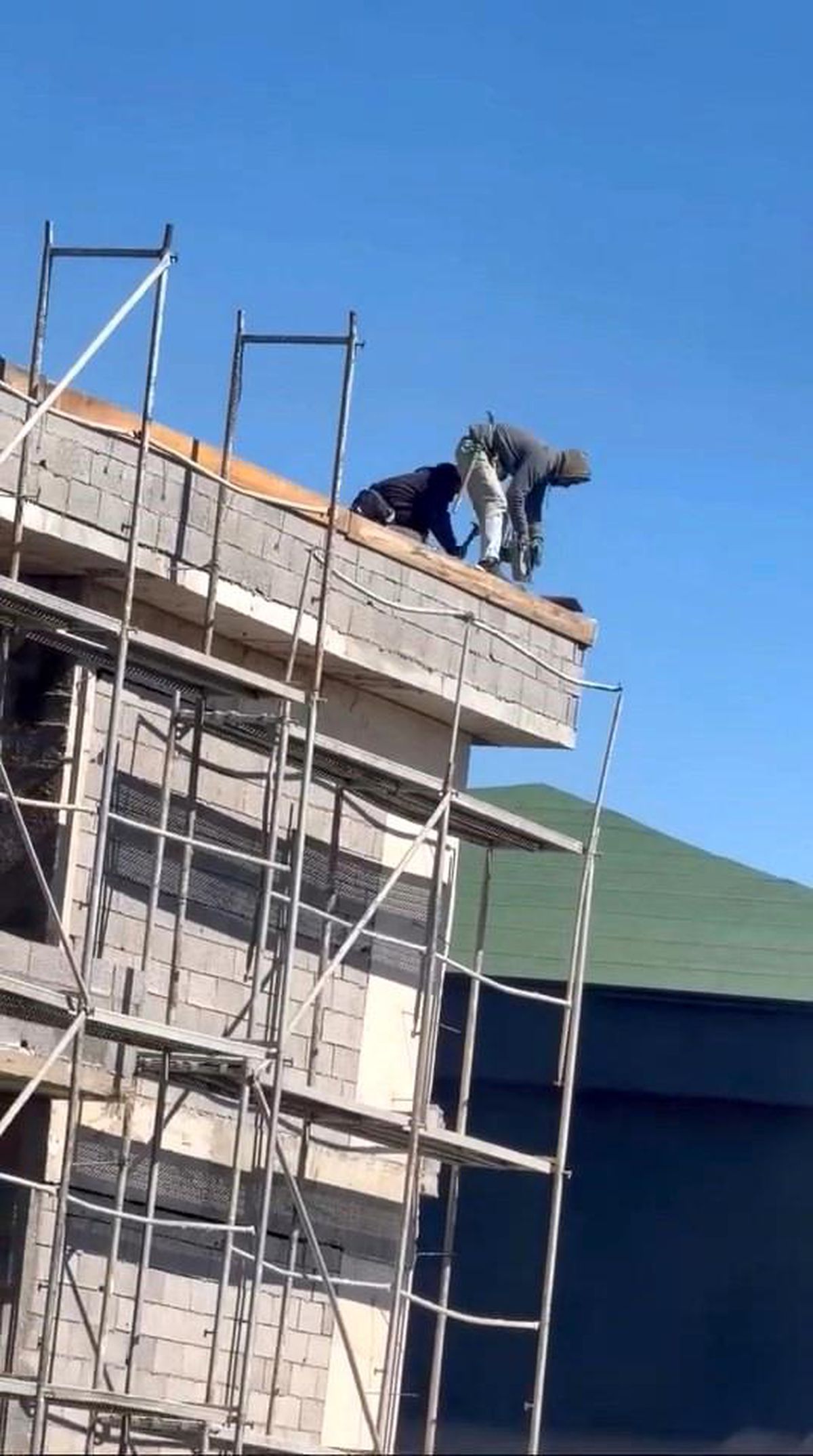 Elazığ'da işçilerin çatıda tehlikeli çalışması