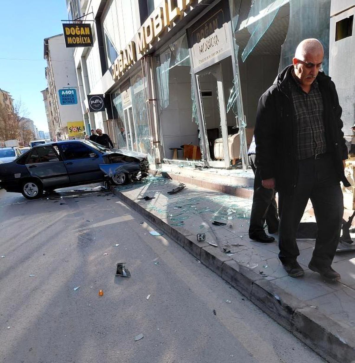 Elazığ'da otomobil, mobilya mağazasına girdi