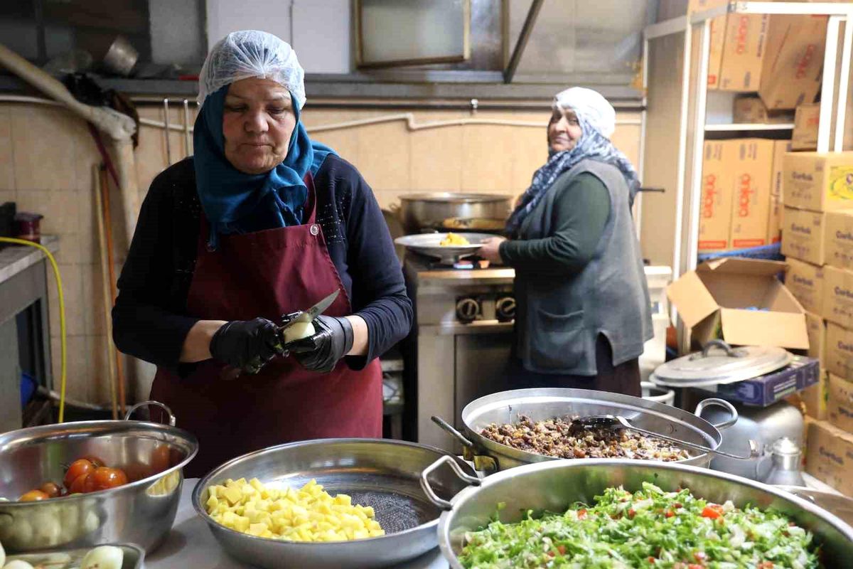 Emekli Sema öğretmen aşevinde engelli ve kimsesizlere "anne" oldu