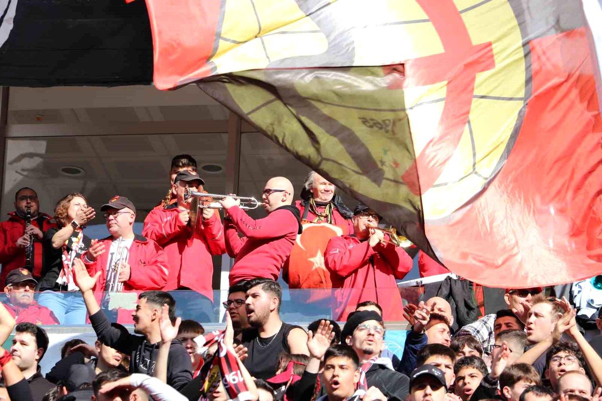 Eskişehirspor tribünlerinden, İspanya'ya selam