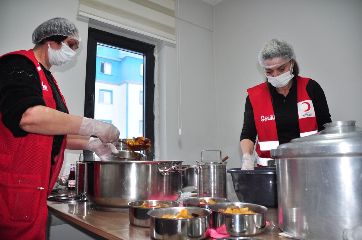 İhtiyaç sahiplerinin iftar yemekleri Kızılay'ın gönüllü kadınlarından