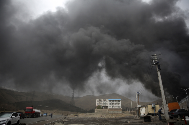 iran da vurulan petrol deposundan dumanlar 19637484 27 m