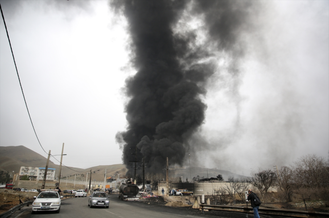 iran da vurulan petrol deposundan dumanlar 19637484 2994 m
