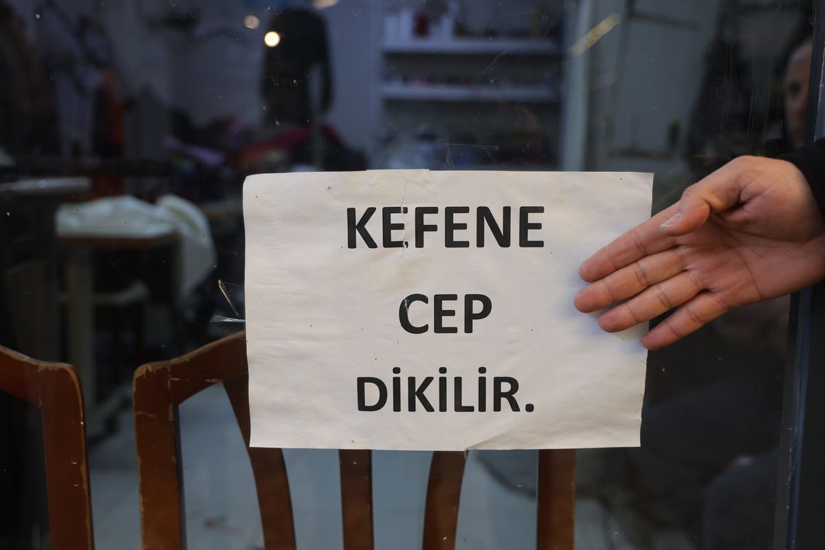 İş yerinin camına astığı "Kefene cep dikilir" yazısıyla ilgi odağı olan esnaf, yazıyı cimrilerin inadına k...