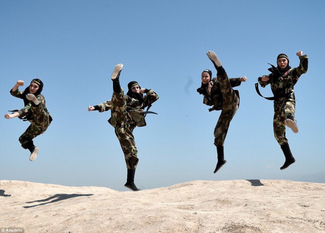 kadin ninjalar israil askerlerini bekliyor 19636265 2134 m