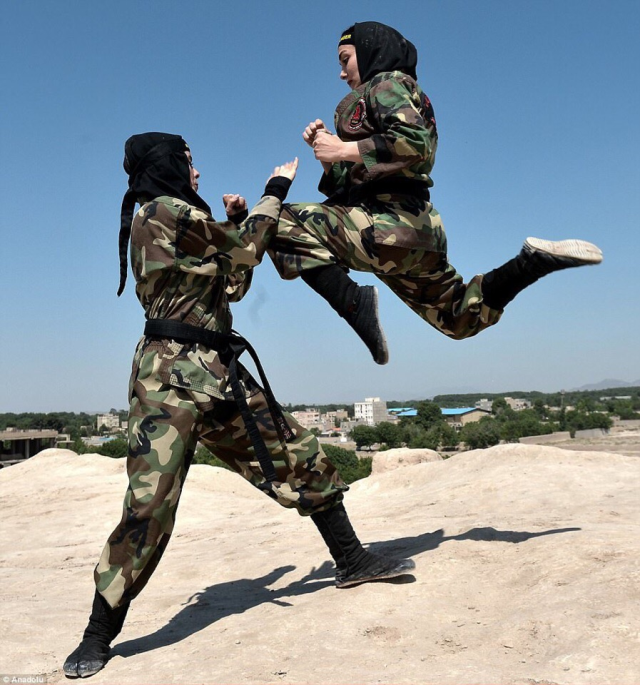 kadin ninjalar israil askerlerini bekliyor 19636265 7459 m