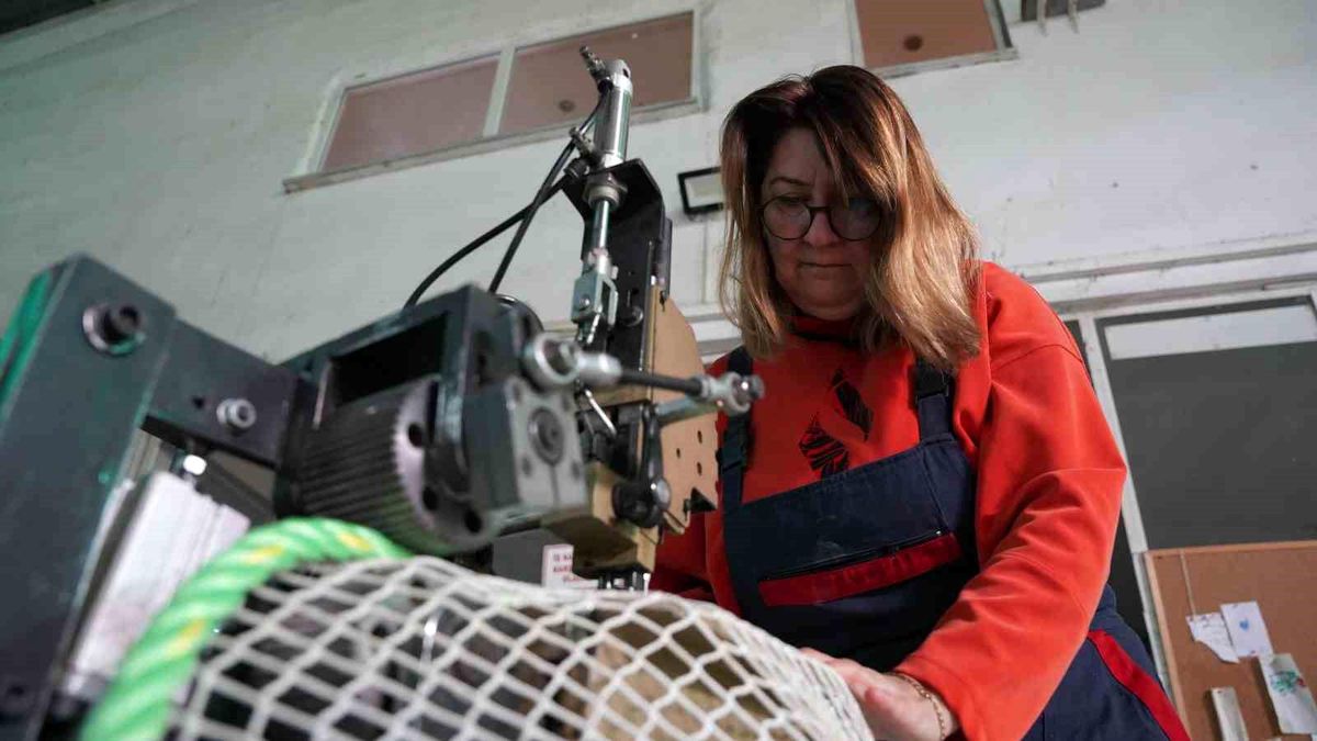 Karadeniz somonunun koruyucu ağlarına kadın eli