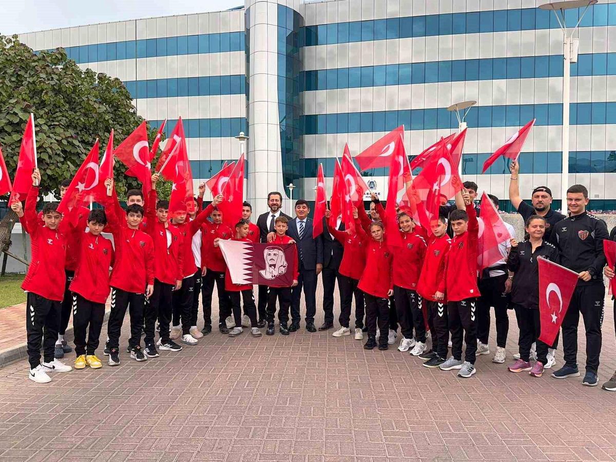 Katar'da mahsur kalan sporcular Türkiye'ye dönmek üzere uğurlandı