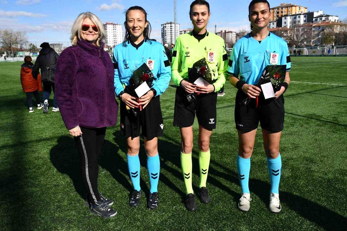 Kayseri'de kadın hakemlere 8 Mart jesti