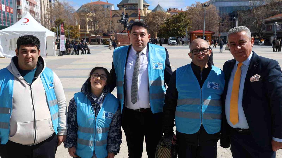 Kırşehir'de özel bireylerden kadınlara gül ve karanfil