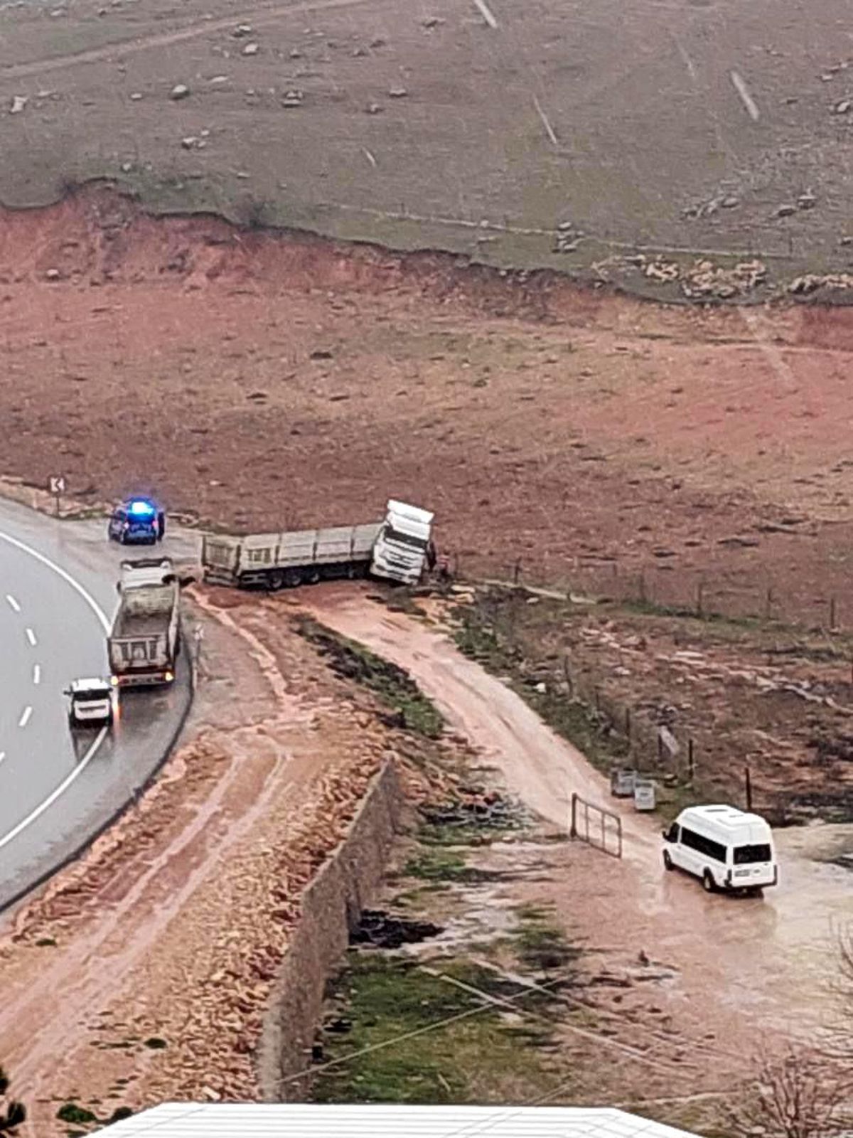 Kurtalan'da kontrolden çıkan kamyon yol kenarına savruldu