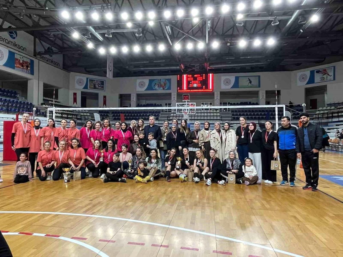 Manisa'da "Evinin Sultanları" 8 Mart'ta parkeye indi