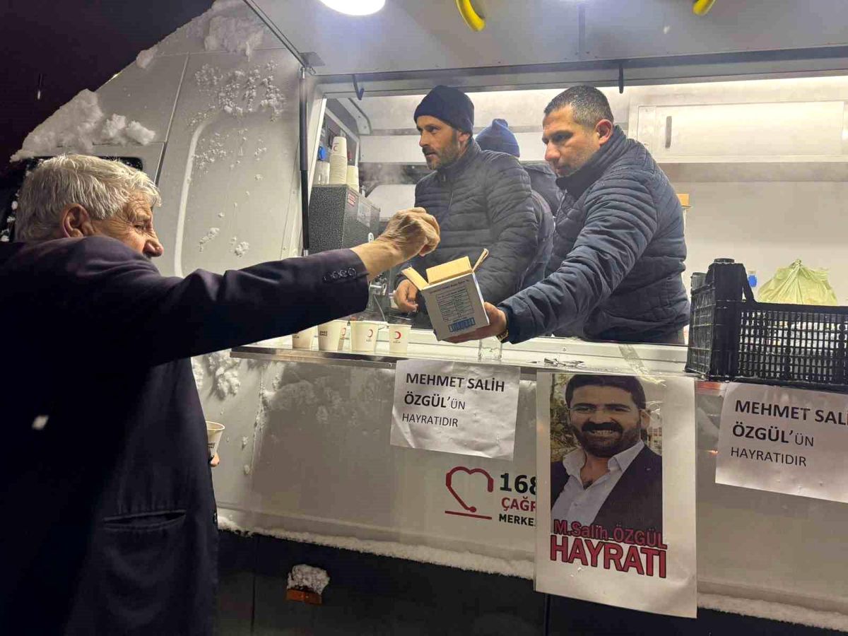 Muradiye'de teravih sonrası lokma ikramı