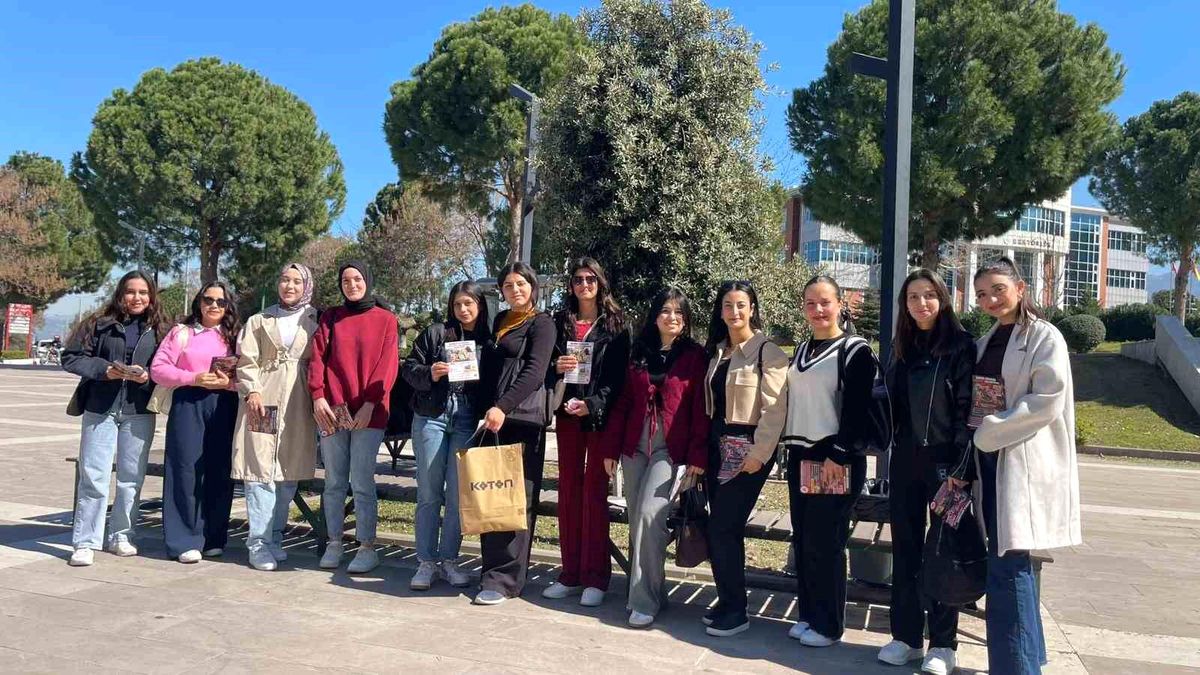 Osmaniye'de öğrenciler Kadınlar Günü'nde gül şeklinde mum dağıttı