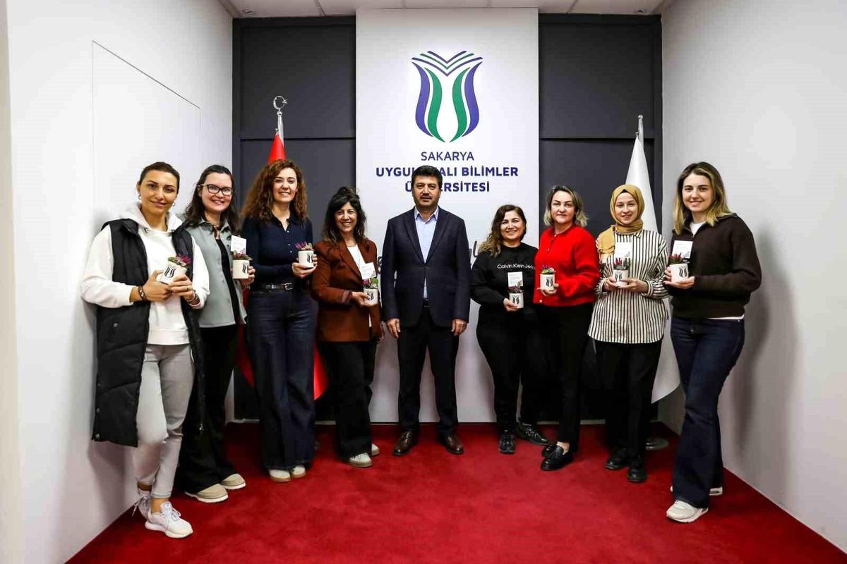 Rektör Sarıbıyık'tan kadın personele anlamlı kutlama