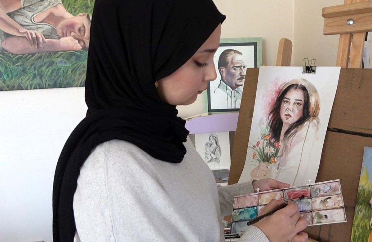 Savaşın içinden doğan sanatçı: Kadınların hikayesini tuvale yansıtıyor