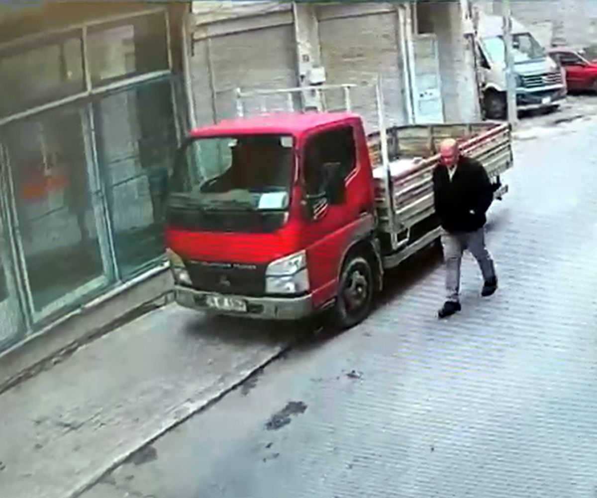 Sokak ortasında darbedildi; o anlar kamerada