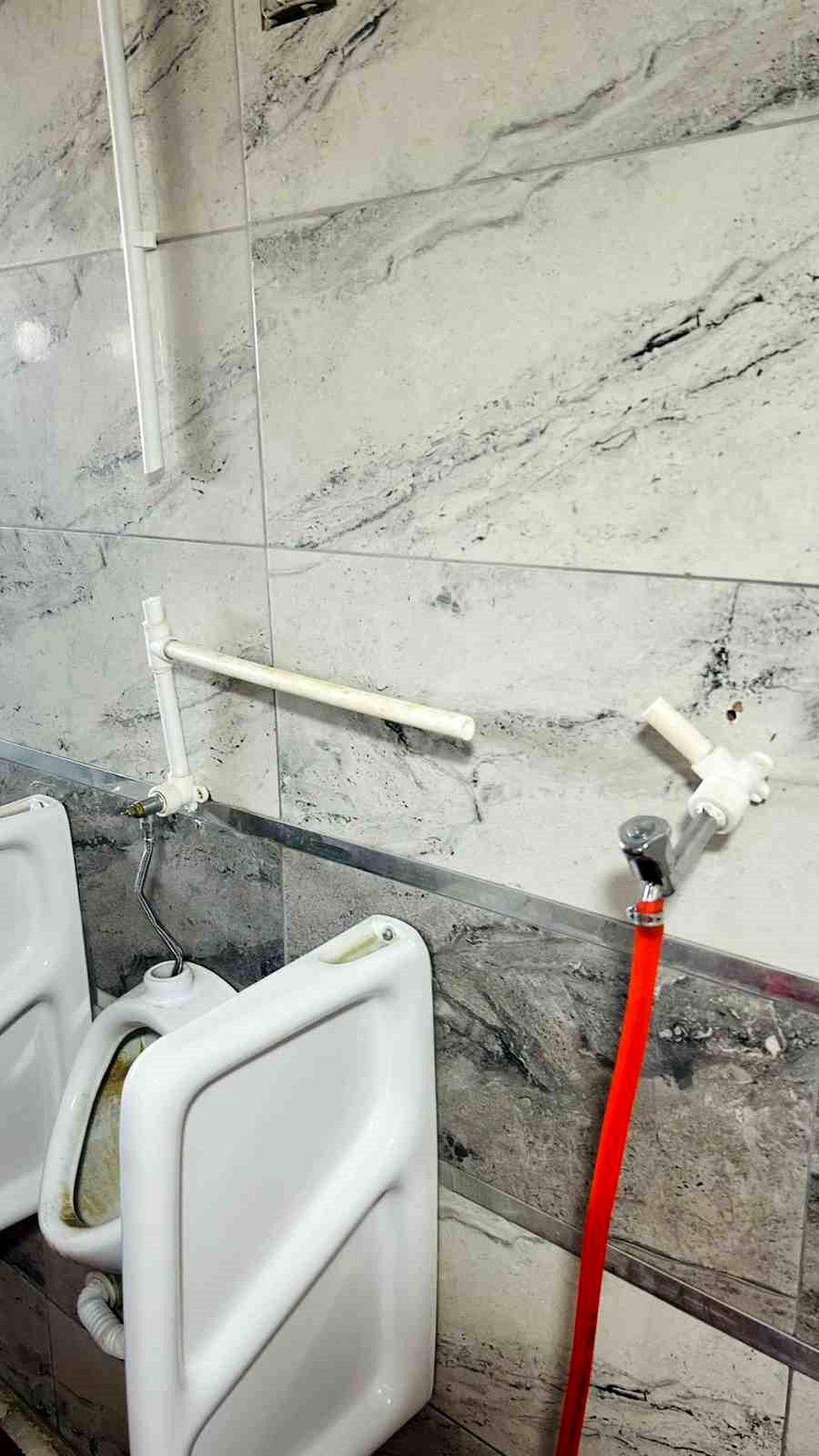 Tomarza'da tuvaletlere zarar verdiler
