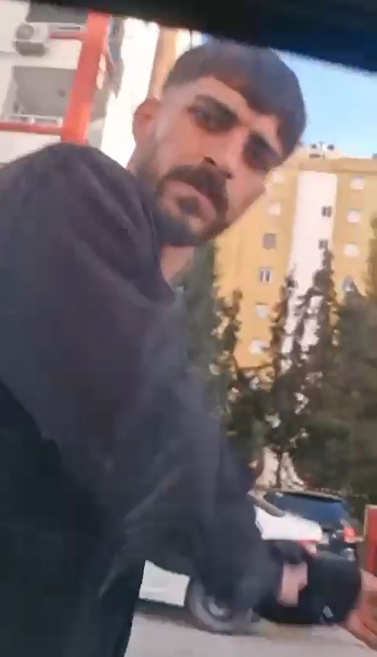 Trafikte tartıştıkları sürücünün önünü kesip, aracın camını yumruklayan 2 şüpheli tutuklandı