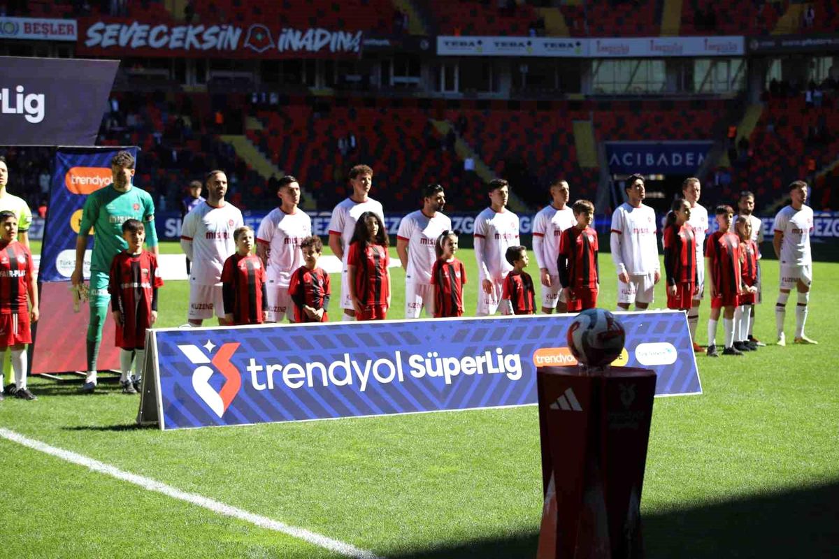 Gaziantep FK - Fatih Karagümrük Maçı 0-0 Başladı