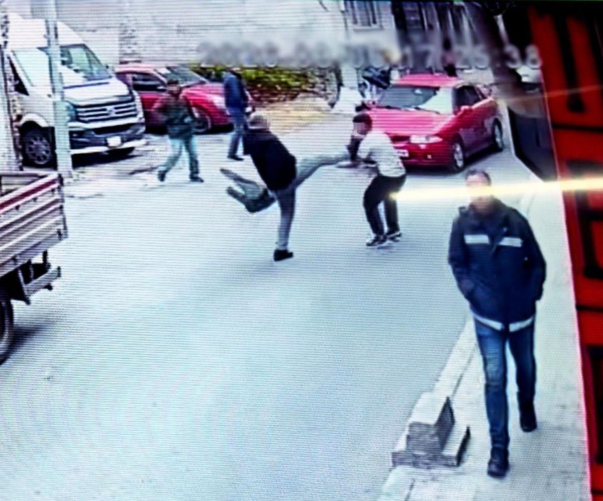 Tükürük kızdırdı, birbirlerine uçan tekmeyle saldırdılar