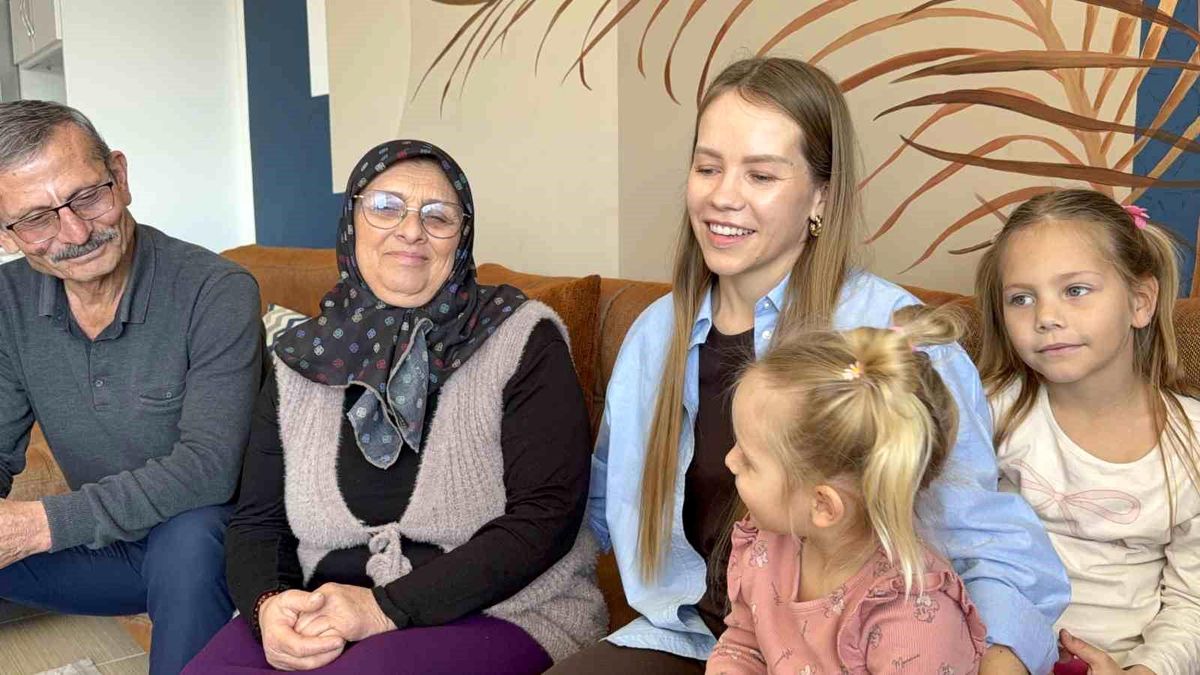 Türk eşinin babaannesine abdest aldırıp seccadesini serdi, 11 milyon izlenip gönüllerin gelini oldu